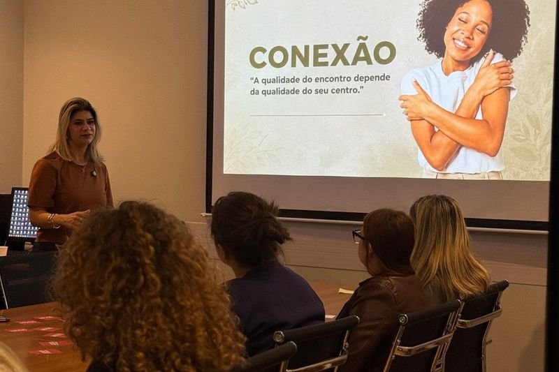 Renata Franco apresenta o tema Conexão para um grupo de participantes