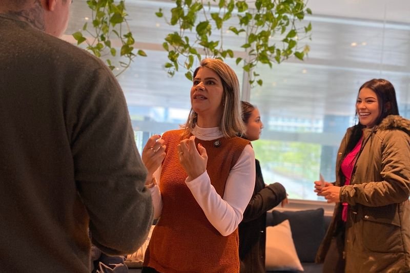 Renata Franco conversa com participantes durante um encontro